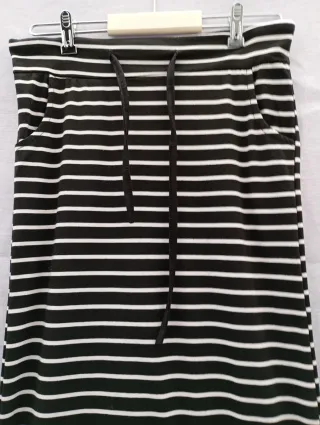 Falda larga a rayas blanca y negra