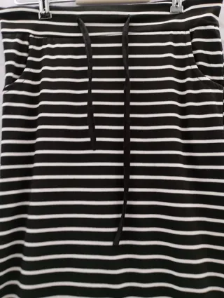 Falda larga a rayas blanca y negra