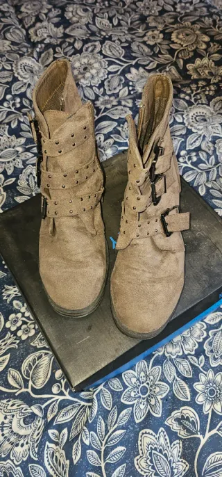 Botas beige/marrón con tachuelas y hebillas