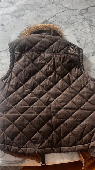 Chaleco Superdry con cuello de pelo