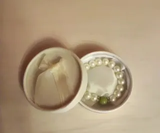 Pulsera de perlas con detalle verde