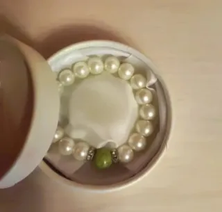 Pulsera de perlas con detalle verde