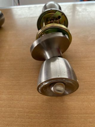 Maneta Redonda Plateada con Seguro