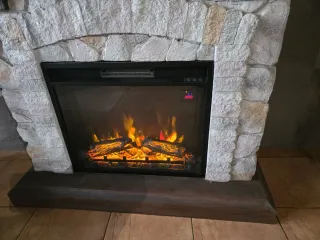 Chimenea eléctrica de madera y piedra
