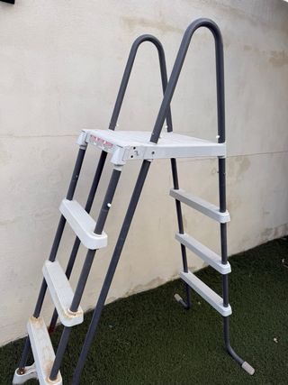 Escalera para piscina. Muy poco uso
