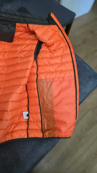 Chaleco acolchado verde y naranja