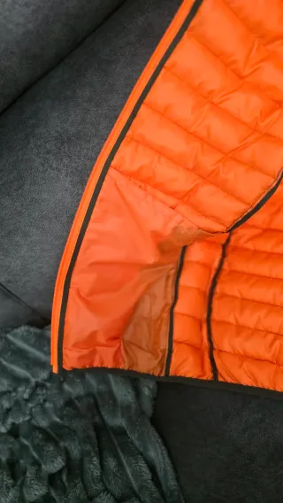 Chaleco acolchado verde y naranja