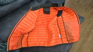 Chaleco acolchado verde y naranja