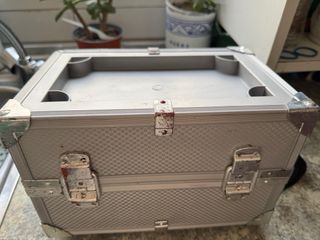 Maletín de maquillaje plateado