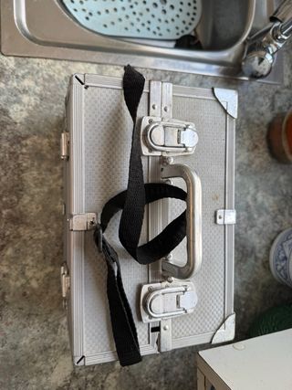 Maletín de maquillaje plateado