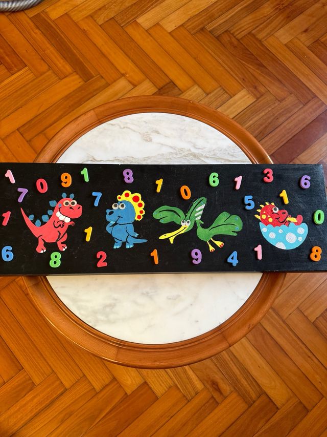 Cuadro infantil con números y dinosaurios