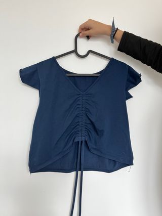 Top azul fruncido con cordones