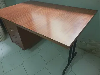 Escritorio madera y metal