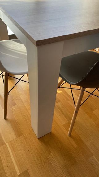 Mesa comedor madera y blanca + 4 sillas