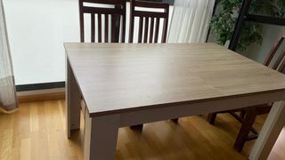 Mesa comedor madera y blanca + 4 sillas