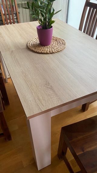 Mesa comedor madera y blanca + 4 sillas