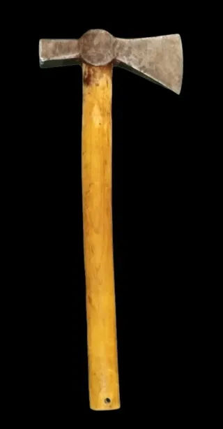 Hacha antigua decorativa