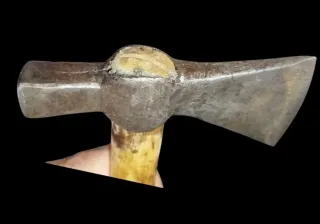 Hacha antigua decorativa