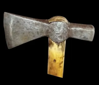 Hacha antigua decorativa