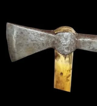 Hacha antigua decorativa