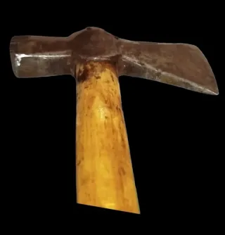 Hacha antigua decorativa