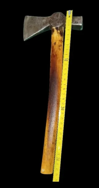 Hacha antigua decorativa