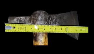 Hacha antigua decorativa