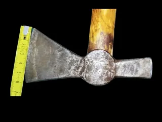 Hacha antigua decorativa