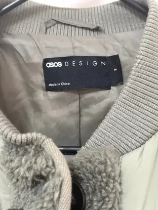 Chaqueta ASOS acolchada con borreguito