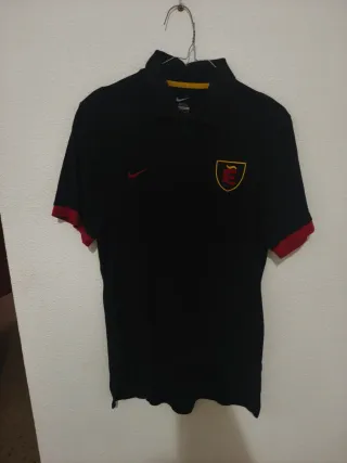 Camiseta Nike Negra con Detalles Rojos