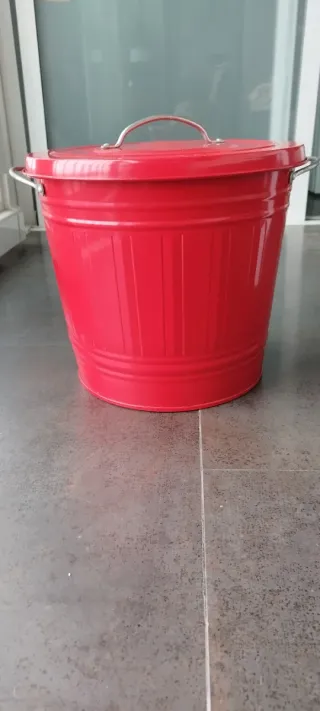 Cubo metálico rojo con tapa