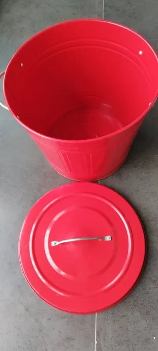 Cubo metálico rojo con tapa