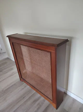 Cubre radiador de madera y ratán