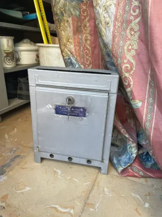 Buzón metálico gris con placa