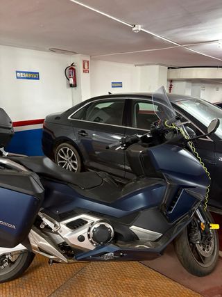 HONDA FORZA 750 COMO NUEVA – 300 KM – CON MALETA