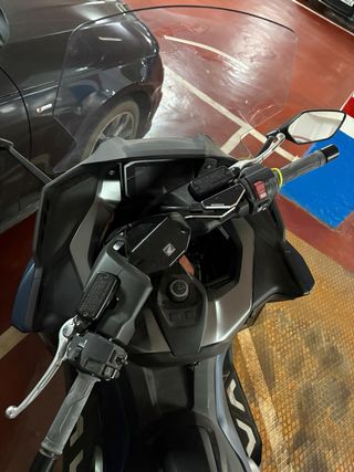 HONDA FORZA 750 COMO NUEVA – 300 KM – CON MALETA