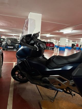 HONDA FORZA 750 COMO NUEVA – 300 KM – CON MALETA