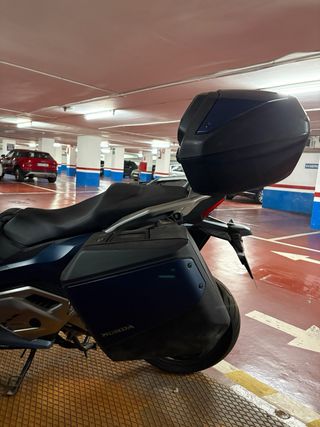 HONDA FORZA 750 COMO NUEVA – 300 KM – CON MALETA