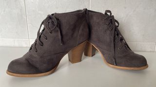 Botines de tacón con cordones.