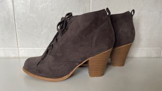 Botines de tacón con cordones.