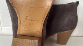 Botines de tacón con cordones.