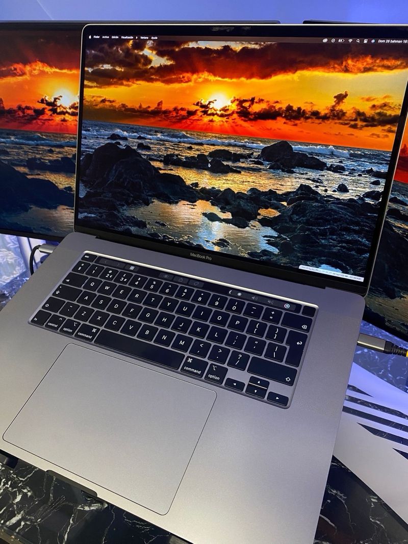 MacBook Pro/ 16GB RAM/500GB SSD/ 2019 16” afbeelding 5