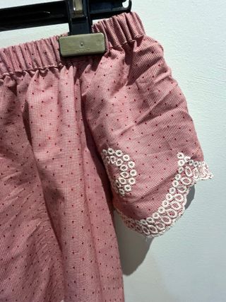 Blusa roja con puntos blancos