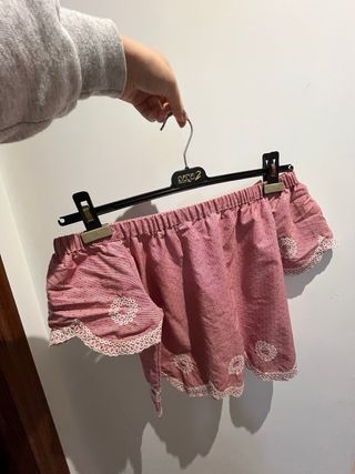 Blusa roja con puntos blancos