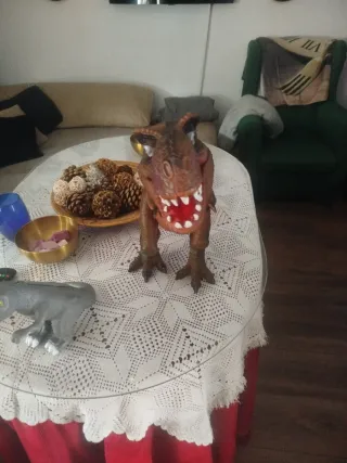 Dinosaurio de juguete grande