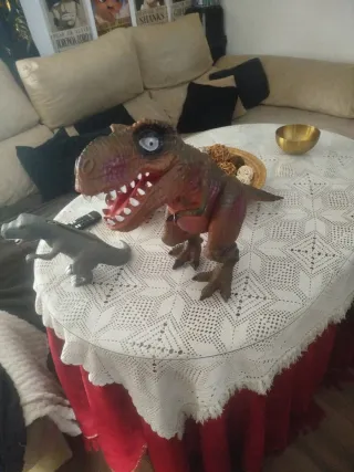 Dinosaurio de juguete grande