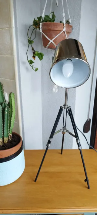 Lámpara estilo industrial trípode