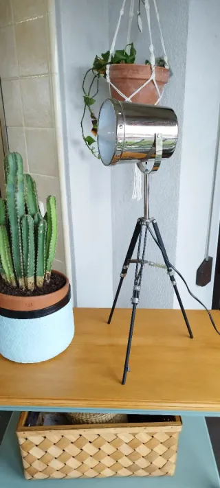 Lámpara estilo industrial trípode