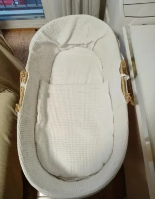 Cuna moisés mimbre con balancín ( Apenas usada )