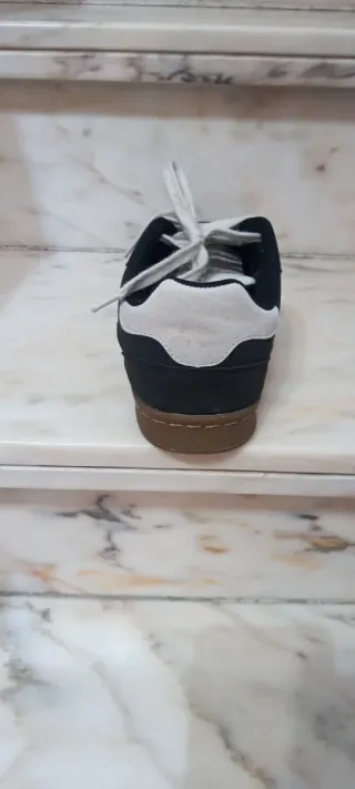 Zapatillas casual negras y blancas